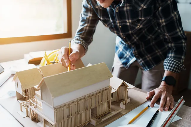 Arquitecto construyendo maqueta de vivienda
